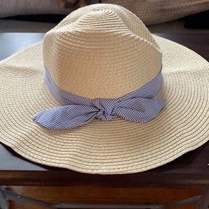 LOFT beach hat. Size: One Size.